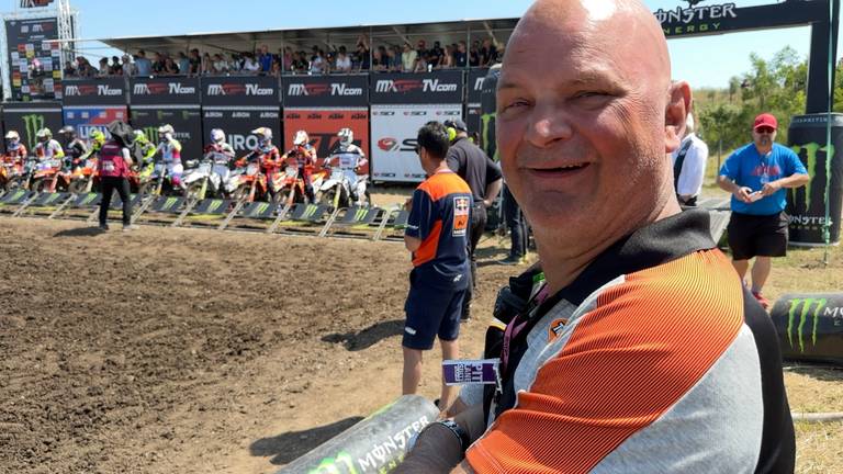 Superfan Peter Monsieurs op de motorcross.