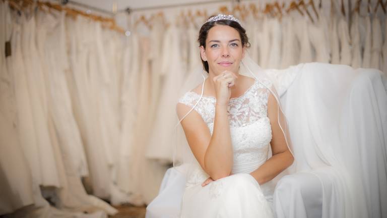 Puck vond een tweedehands trouwjurk bij Uit Liefde. (Foto: Alessandra Mignardi)