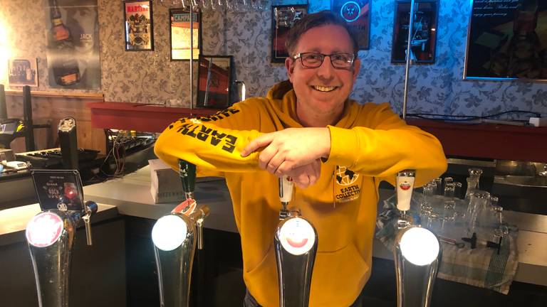 Kroegbaas Edwin voor de laatste keer in zijn café (foto: Tonnie Vossen).