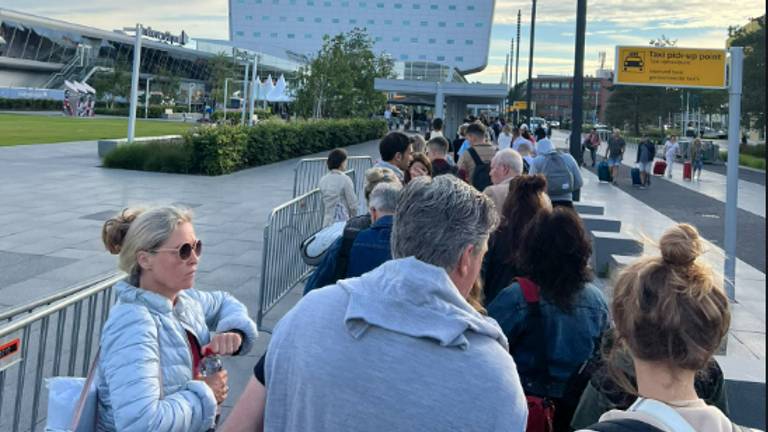 Lange rij bij Eindhoven Airport op zaterdagochtend.