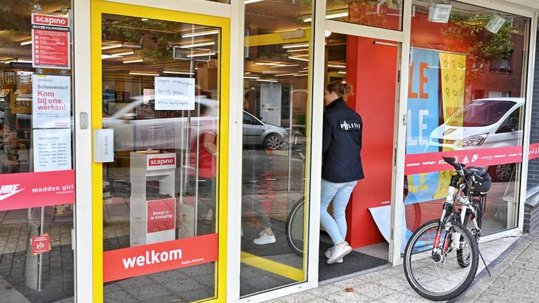 De overvaller probeerde zijn slag te slaan bij de Scapino aan de Broekhovenseweg in Tilburg (foto: Toby de Kort/SQ Vision).