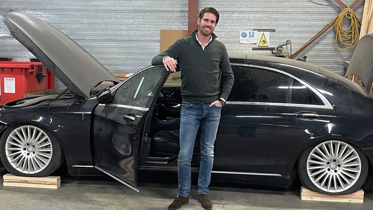 Chris Beemer met zijn gestolen Mercedes-Benz S-klasse. 