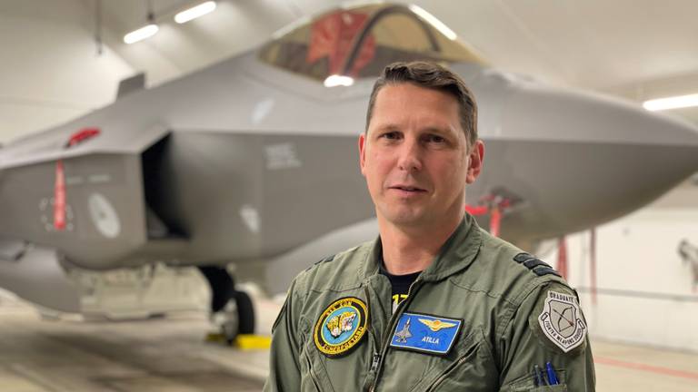 Niels van Hussen vliegt de F-35 naar vliegbasis Volkel