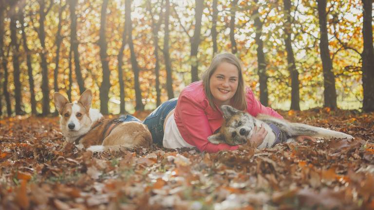 Ynske samen met haar honden. (Foto: Ynske Hassing)