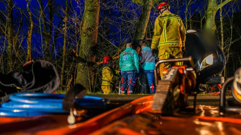De brandweer haalde de vrouw uit de auto in Sterksel (foto: Dave Hendriks/SQ Vision).