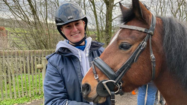 Anouk van Uden met haar pony Rosie (foto: Tom van den Oetelaar).