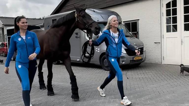 Joanna (rechts) in Riel vlak voor vertrek naar Parijs.