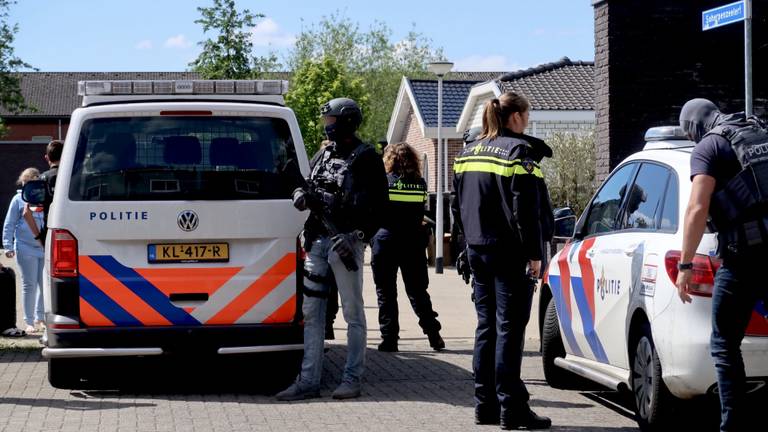 Agenten op het woonwagenkamp in Tilburg (foto: Jeroen Stuve/SQ Vision).