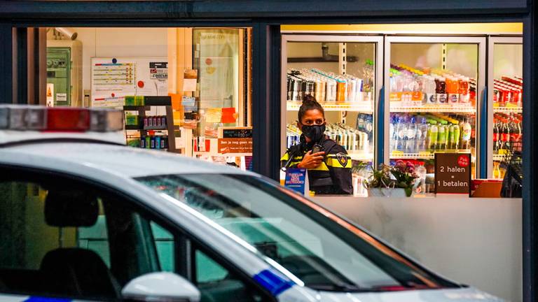 De politie doet onderzoek na de overval in Eindhoven (foto: Dave Hendriks/SQ Vision).