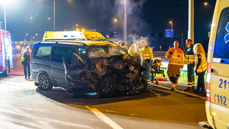 Ravage op A2 na botsing bestelbus op vrachtwagen vol room