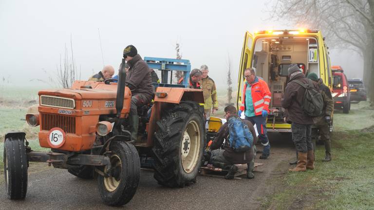 Met een tractor werd het slachtoffer naar de ambulance gebracht (foto: Erik Haverhals/SQ Vision).