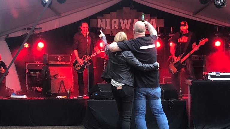 Sharon geniet van Peter Pan Speedrock op haar Jankfest. (Foto: David Brinks / Twitter)