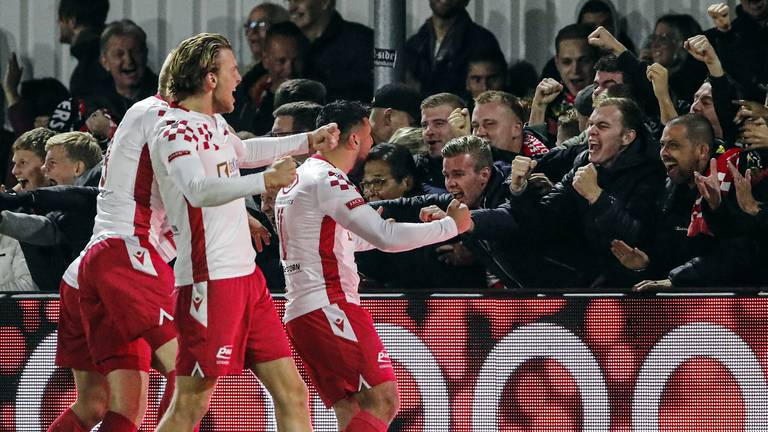 Dolle vreugde bij Kozakken Boys na de winst op Vitesse (foto: ANP).