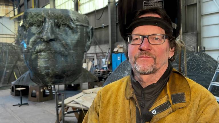 Andreas Hetfeld met op de achtergrond het beeld van Gerard Philips (foto: Jan Peels)