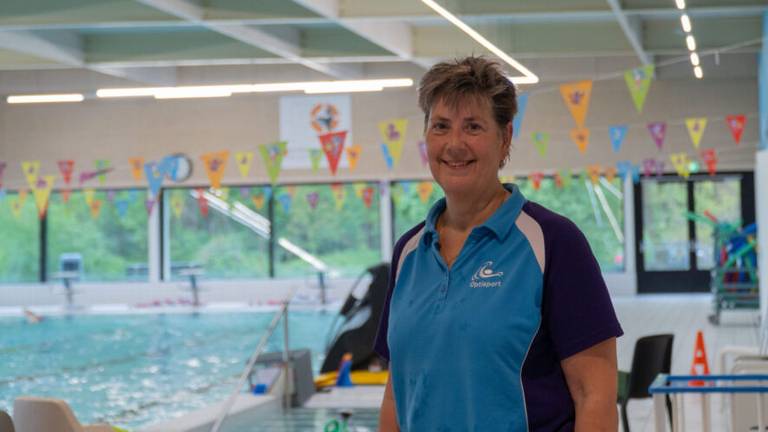 Rianne stopt na 45 jaar als zweminstructrice (foto: Omroep Tilburg).