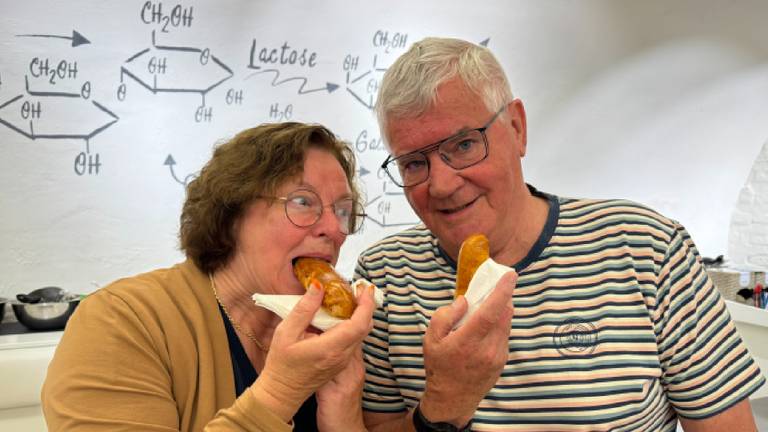 Elly en Frank met hun zelfgebakken worstenbroodjes (foto: Niek de Bruijn).