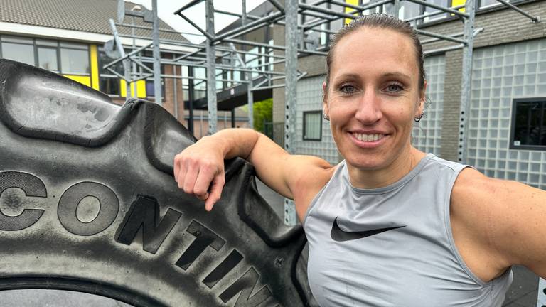 Mayke bij een tracktorband van ruim 350 kilo (foto: Jan Peels)