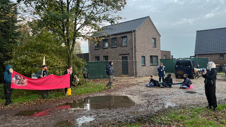 Een aantal van de demonstranten bijeen (foto: Justice Now).