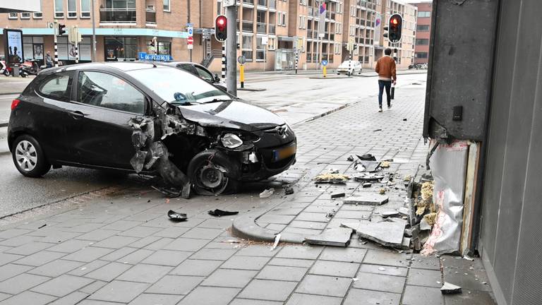 Automobilist ramt gevel gebouw in de John F. Kennedylaan in Breda