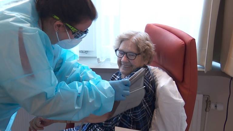 Verpleegkundige Melissa Raats meet de bloeddruk van mevrouw Koot (foto: Omroep Brabant). 