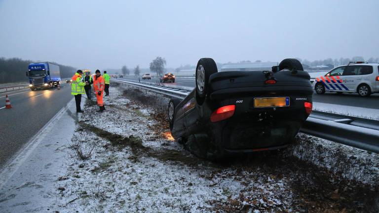 Een auto is van de weg geraakt (foto: Harrie Grijseels/SQ Vision).