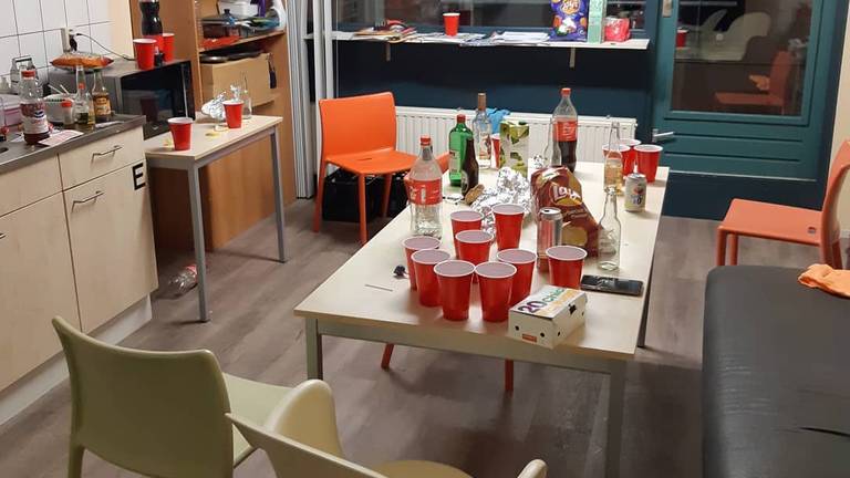 De restanten van een feestje in een studentenhuis (foto: Robbie)