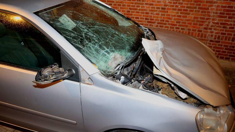 Een auto raakte zwaar beschadigd door de klap (foto: Bart Meesters/SQ Vision).