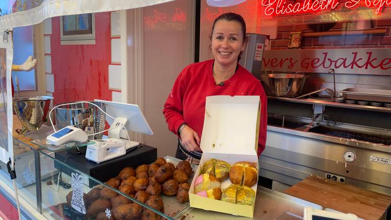 Elisabeth Arjaans met de Crolie-, Schrobbelèr- en Dubai-oliebollen  (foto: Tom van den Oetelaar).