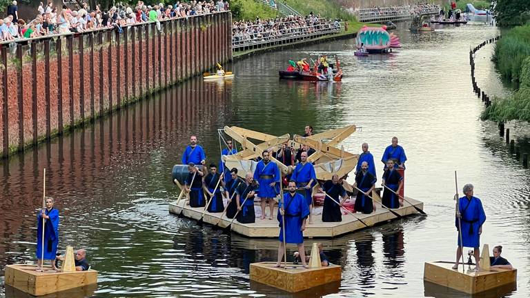 Kunstzinnige boten varen door de Dommel tijdens de Bosch Parade (foto: Megan Hanegraaf). 