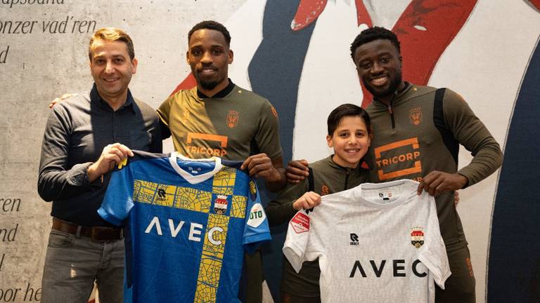 Murat en zijn zoon Sinan met Willem II-spelers Leeroy Owusu en Elton Kabangu (foto: Willem II).