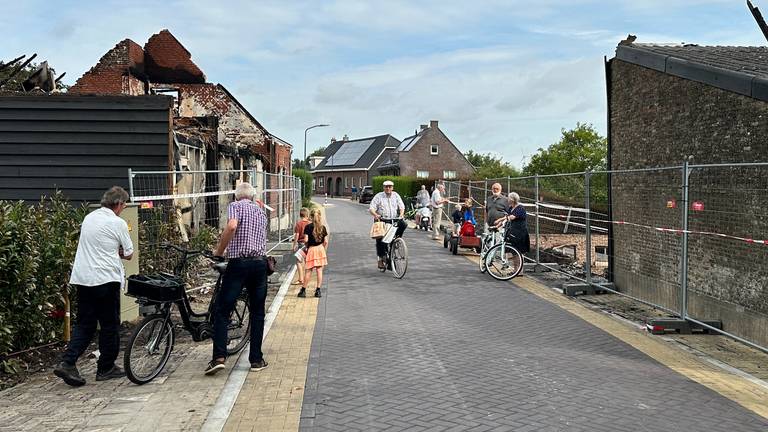 Dorpsbewoners komen in grote getale kijken naar de ravage na de verwoestende brand in Werkendam (foto: Jan Peels)