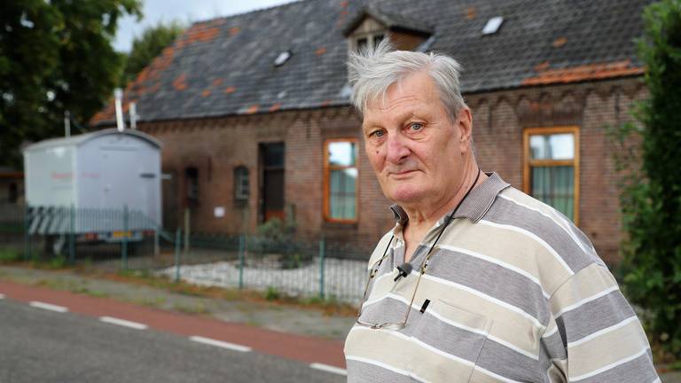 Piet Catsburg voor zijn huis aan de Graspeel (foto: Collin Beijk).