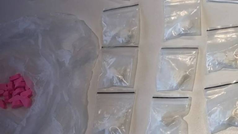 Een deel van de drugs die de politie in de auto van de vrouw vond (foto: Instagram/Politie Maashorst).