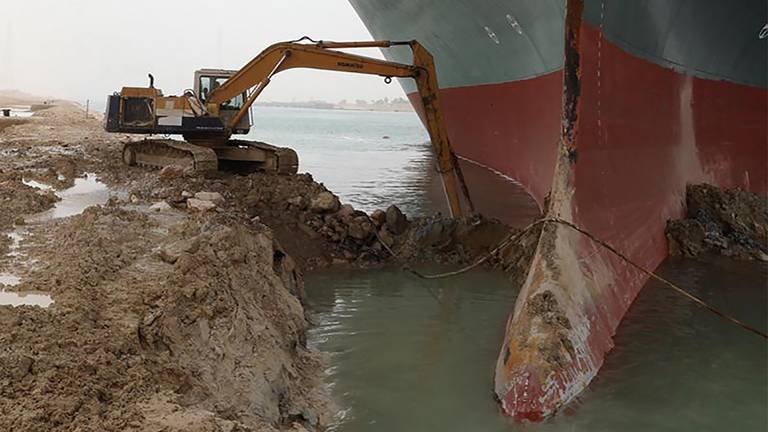 Het vastgelopen containerschip (foto: AFP).