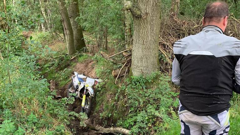 De wildcrosser viel in een sloot (foto: Instagram @boastaatsbosbeheerbrabant).