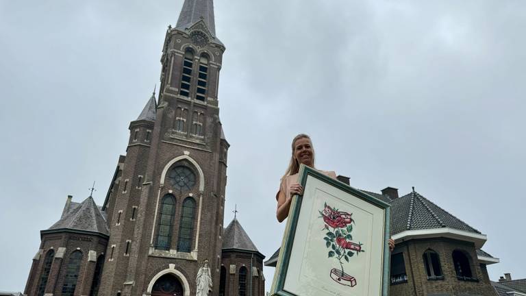 Miranda van Bragt van stichting d'Houtse Kerk met het werk van Dalí, dat geveild zal worden om een nieuw dak te realiseren voor de kerk (foto: Niek de Bruijn).