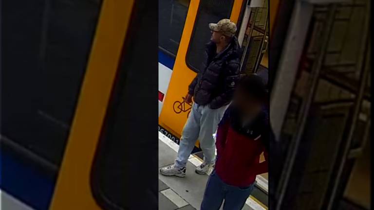 De jongeman met pet zou de conducteur getrapt hebben (foto: politie.nl).