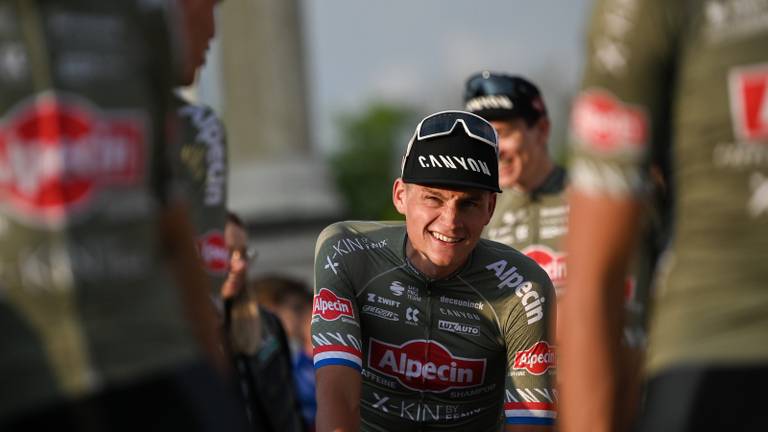 Mathieu van der Poel bij de ploegenpresentatie voor de Giro (foto: ANP).