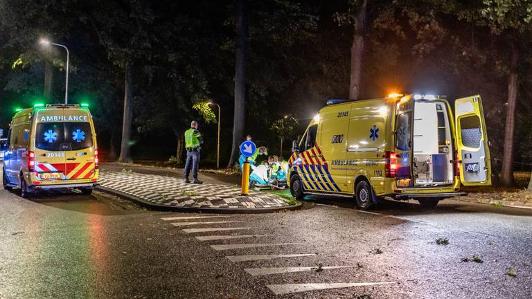 Het ongeluk in de Sweelincklaan in Tilburg gebeurde rond zes uur zondagochtend (foto: Jack Brekelmans/SQ Vision).