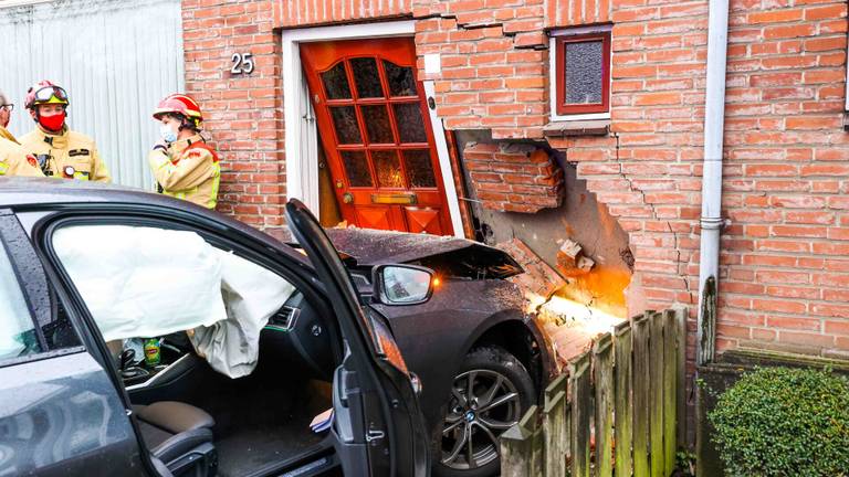 Auto rijdt huis binnen in Eindhoven (foto: Dave Hendriks/SQ Vision).