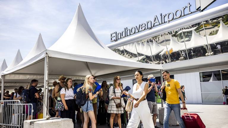 Lange rijen bij Eindhoven Airport in de zomer van 2022 (foto: ANP).