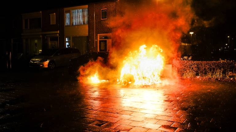 Auto door brand verwoest in Tilburg (foto: Jack Brekelmans).