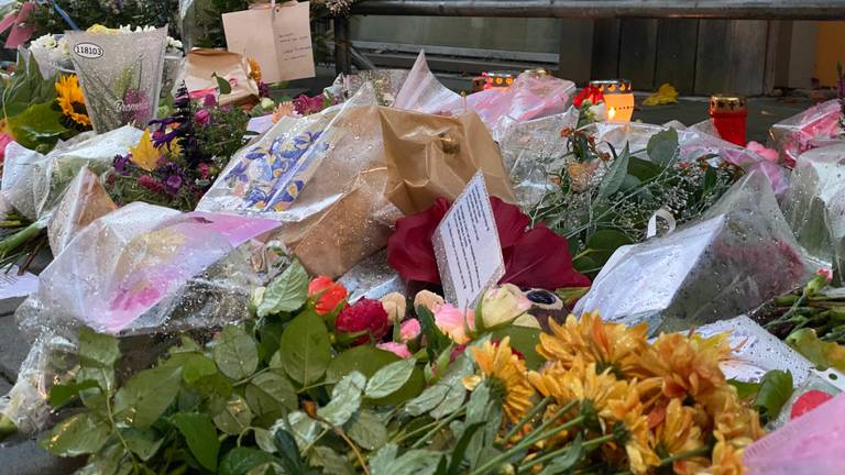 Bloemen op de herdenkingsplek voor Hebe en Sanne (archieffoto: Jan Peels)