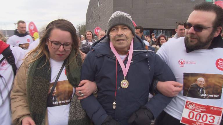 Ben van Nies liep samen met zijn kinderen over de finish (foto: Eva de Schipper).