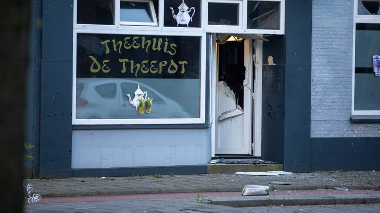 Een kapotte voordeur na de explosie bij het theehuis in Bergen op Zoom (foto: Chritian Traets).