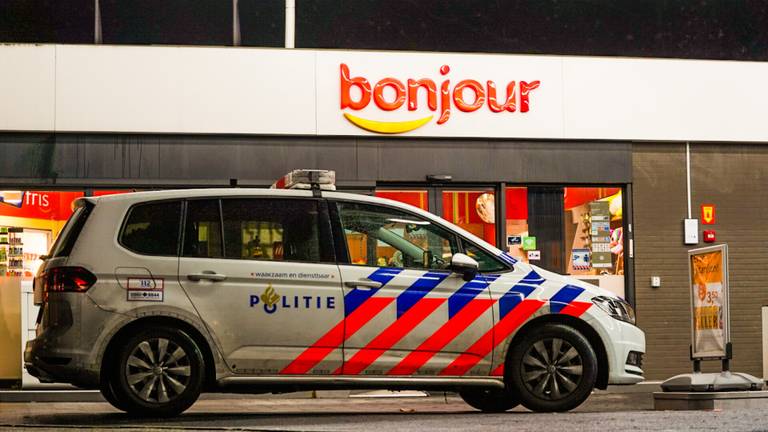 De overval bij de benzinepomp aan de Oude Bosschebaan in Eindhoven vond rond halftien vrijdagavond plaats (foto: Dave Hendriks/SQ Vision).
