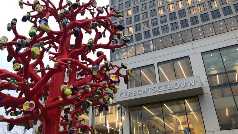 De rechtbank in Breda met de rode boom (foto: Willem-Jan Joachems).