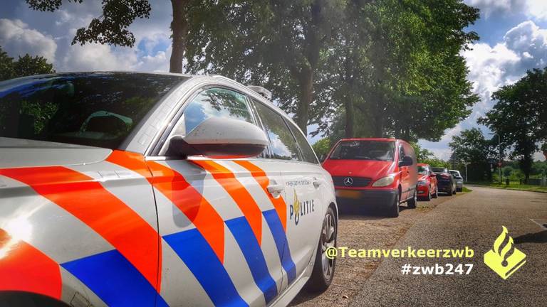 Vorige week werd de man uit Made ook al betrapt terwijl hij aan het autorijden was (foto: Twitter Team verkeer Zeeland-West-Brabant).