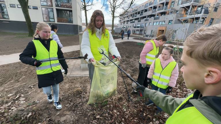 Duizenden kinderen gaan op afvaljacht en vinden de vreemdste dingen