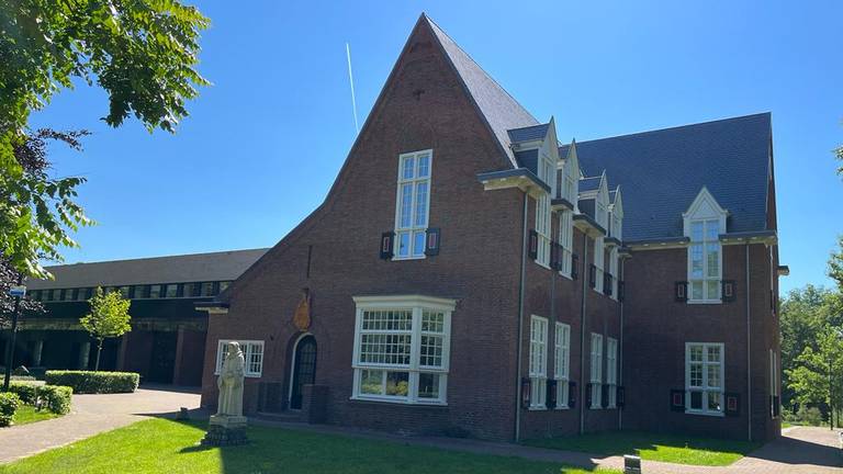 Het gemeentehuis van Waalre werd herbouwd (foto: Rogier van Son).
